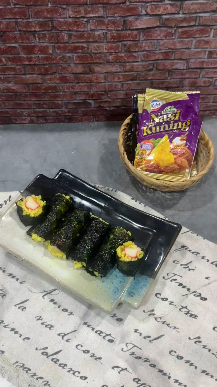 Foto langkah ke 2 dari resep Sushi Nasi Kuning.