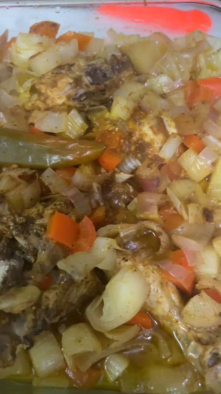 صورة لخطوة 2 من وصفة صينية دجاج مع البصل البلدي (الحساوي) والفلفل الأحمر