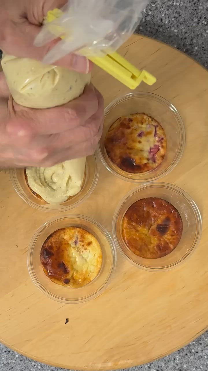 Foto del passaggio 5 della ricetta Tortino allo Yogurt e Lamponi con Crema Inglese al Latte Condensato