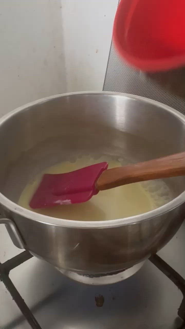 Foto langkah ke 8 dari resep Pie Ketan Hitam Saus Saffron.