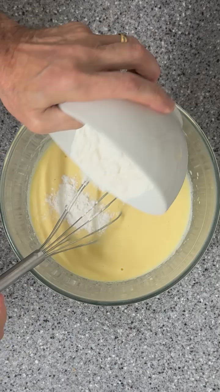 Foto del passaggio 1 della ricetta Tortino allo Yogurt e Lamponi con Crema Inglese al Latte Condensato