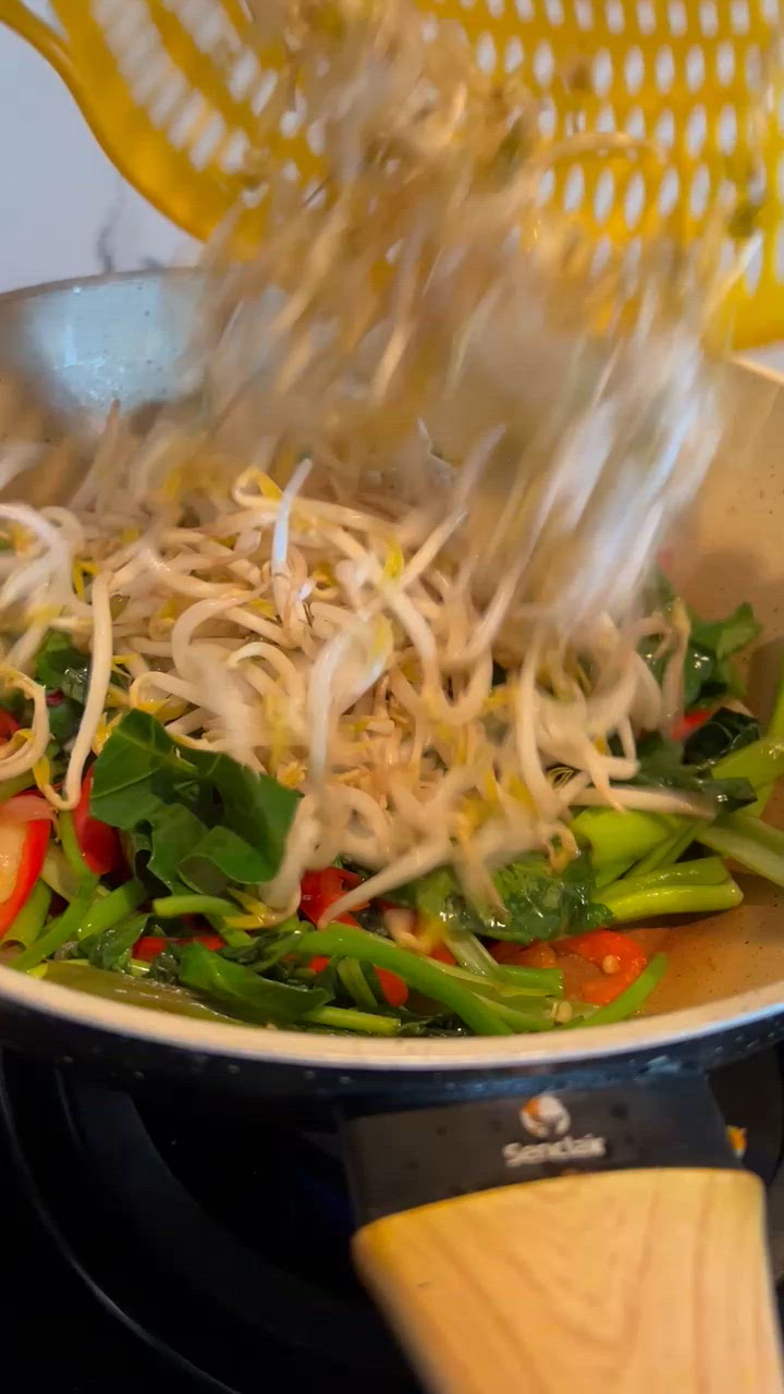 Foto langkah ke 2 dari resep Tumis Kangkung Tauge.