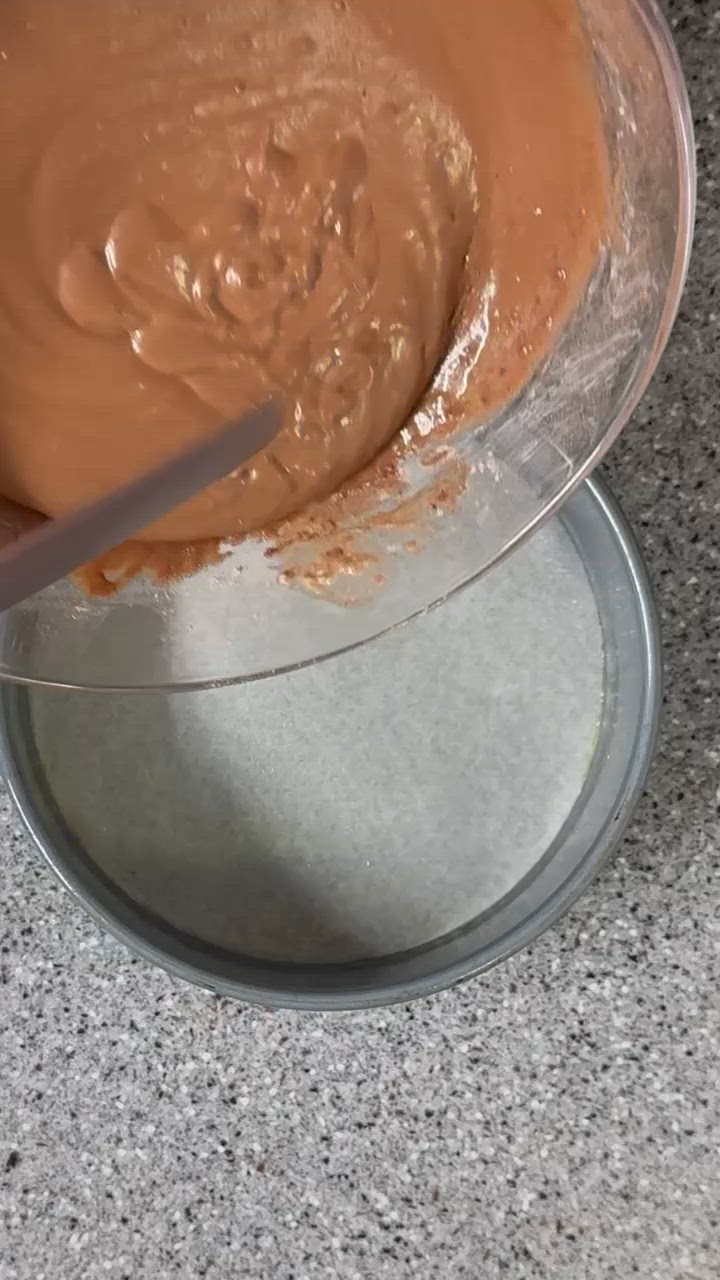Foto del passaggio 3 della ricetta Mochi Oreo Chocolate Cake