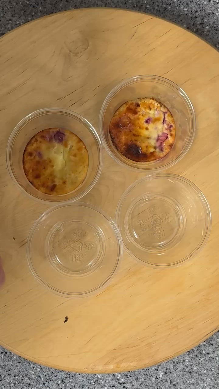 Foto del passaggio 3 della ricetta Tortino allo Yogurt e Lamponi con Crema Inglese al Latte Condensato