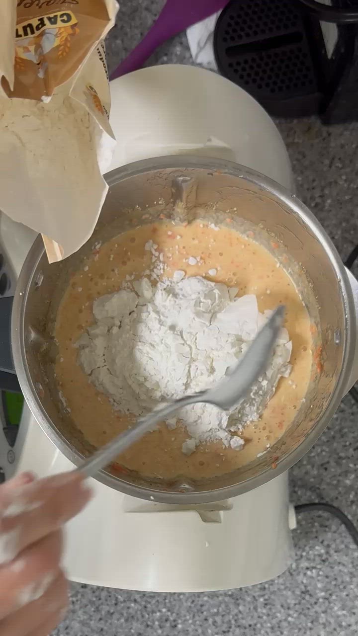 Foto del passaggio 4 della ricetta Cupcake Alle Banane, Carote, Albicocche e Noci Gluten Free