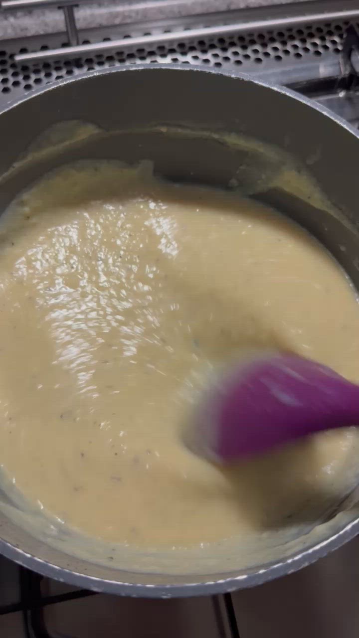 Foto del passaggio 4 della ricetta Tortino allo Yogurt e Lamponi con Crema Inglese al Latte Condensato