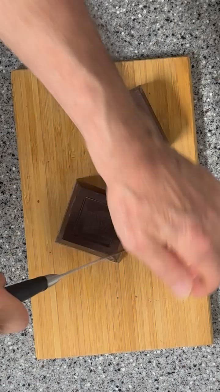 Foto del passaggio 3 della ricetta Mochi Oreo Chocolate Cake