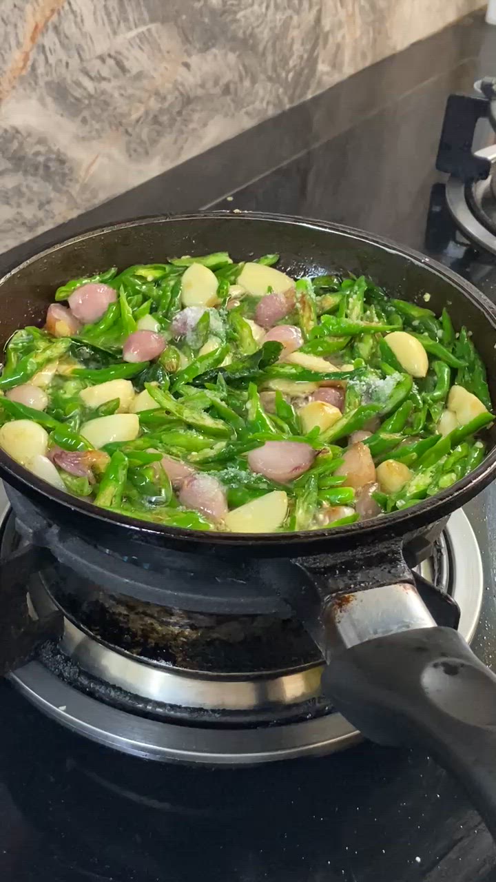 Foto langkah ke 2 dari resep Oseng Ikan Asin Bawang Cabe Ijo.