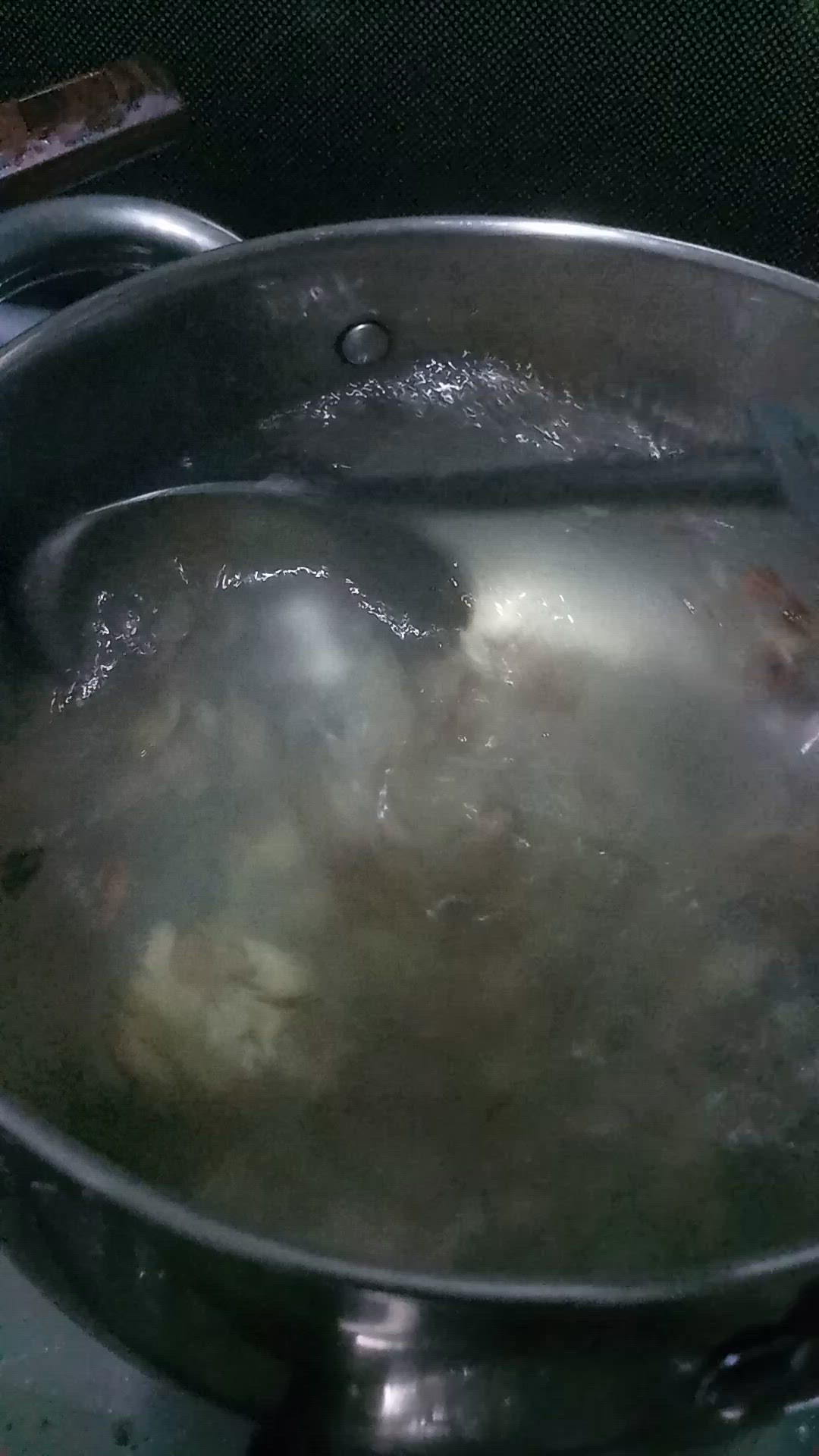 Foto langkah ke 2 dari resep Jamur Kancing Kuah Bening.