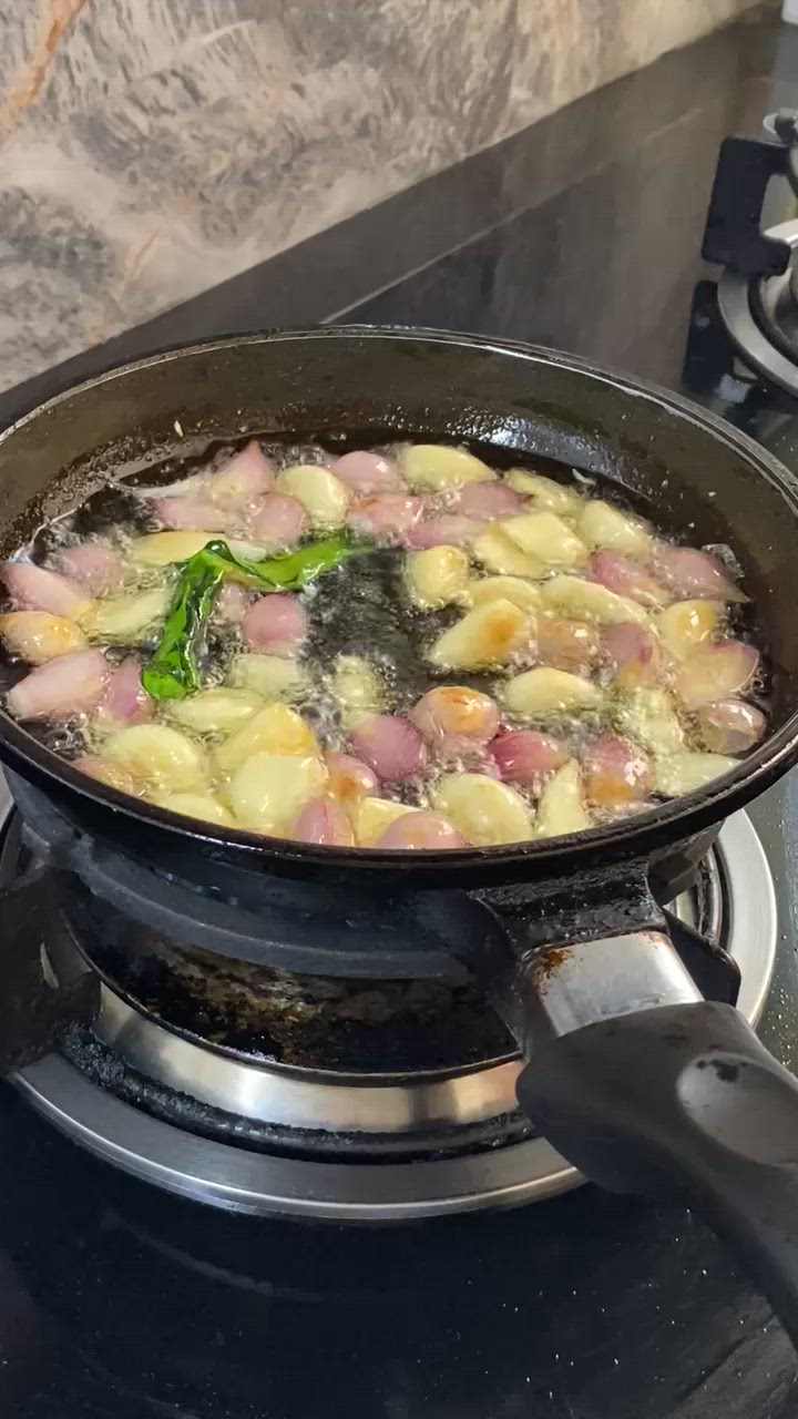 Foto langkah ke 2 dari resep Oseng Ikan Asin Bawang Cabe Ijo.