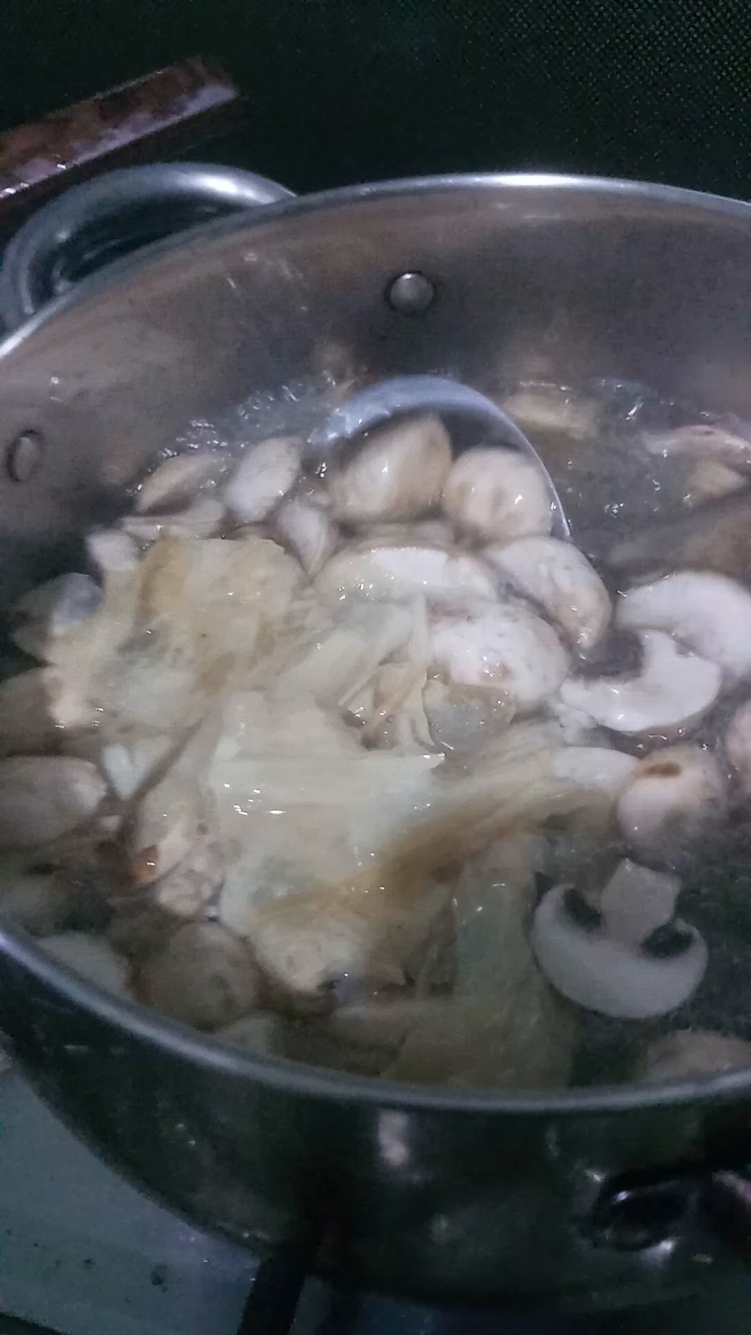Foto langkah ke 3 dari resep Jamur Kancing Kuah Bening.