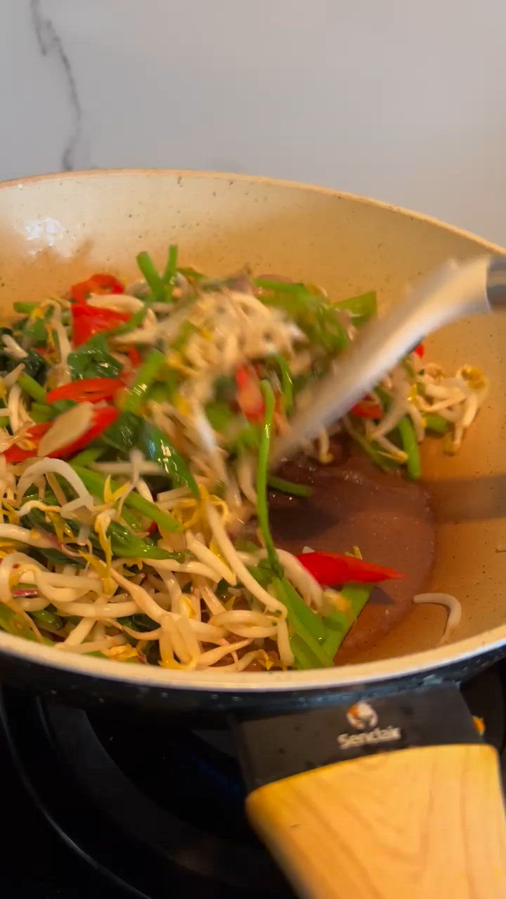 Foto langkah ke 3 dari resep Tumis Kangkung Tauge.