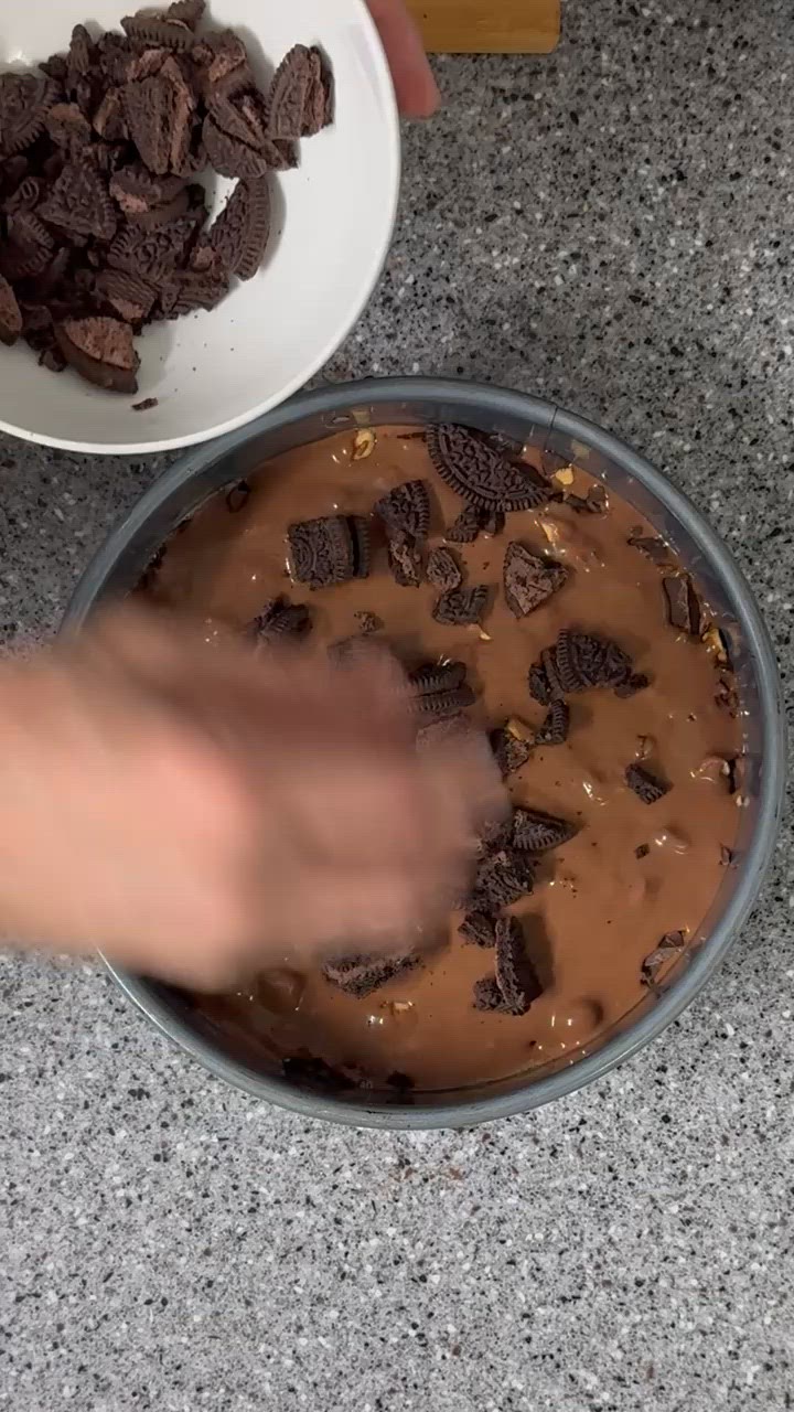 Foto del passaggio 5 della ricetta Mochi Oreo Chocolate Cake