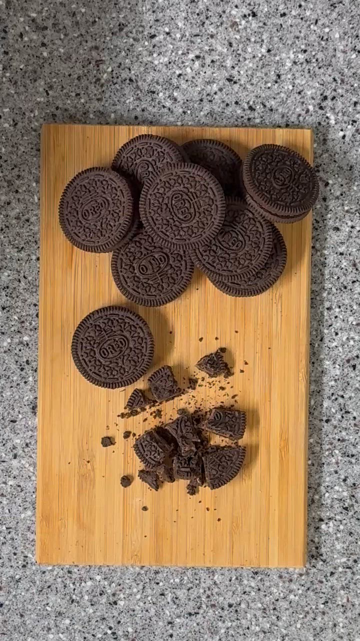 Foto del passaggio 5 della ricetta Mochi Oreo Chocolate Cake