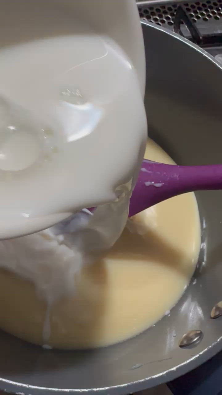 Foto del passaggio 4 della ricetta Tortino allo Yogurt e Lamponi con Crema Inglese al Latte Condensato