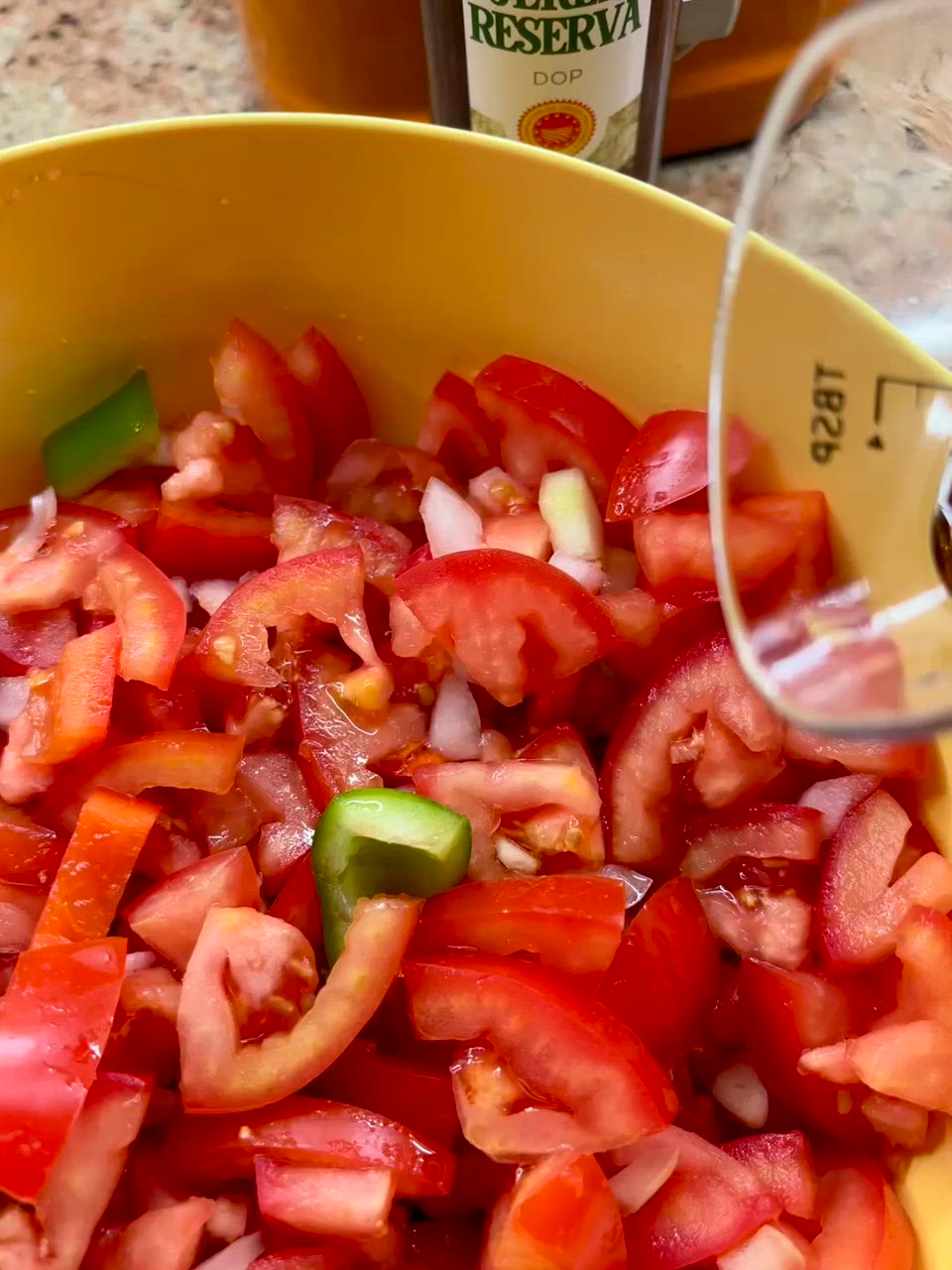 Foto del paso 2 de la receta Gazpacho andaluz tradicional