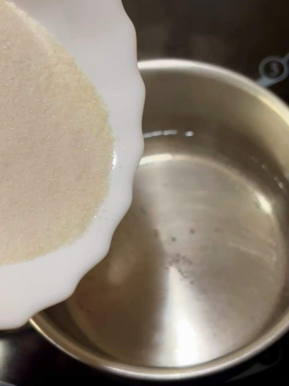 Foto del paso 3 de la receta Vasitos de Gelatina sabor Maracuyá con Uvas 🍇