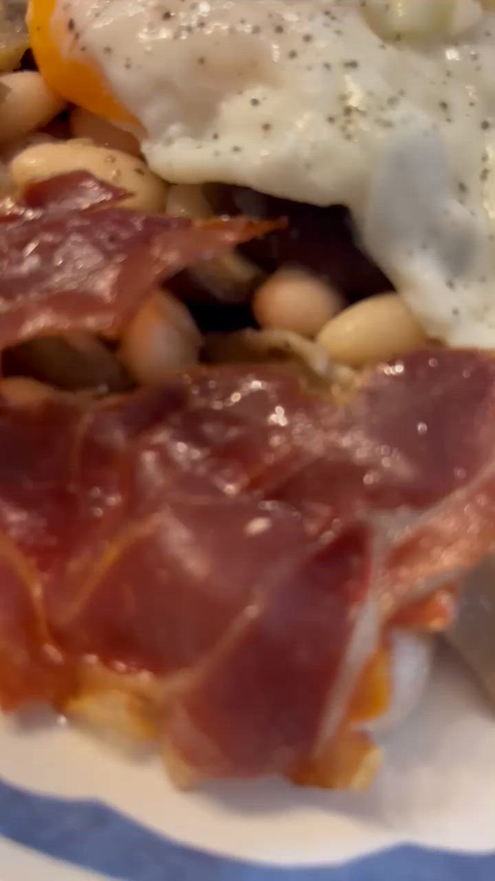 Foto del paso 9 de la receta Ensalada de Alubias templadas con setas al vino blanco, crujiente de jamón y huevo poche !!!