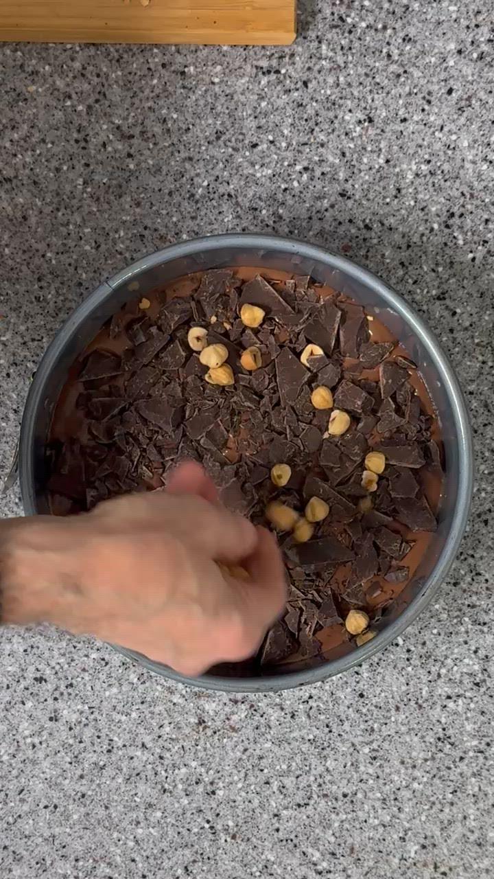 Foto del passaggio 4 della ricetta Mochi Oreo Chocolate Cake
