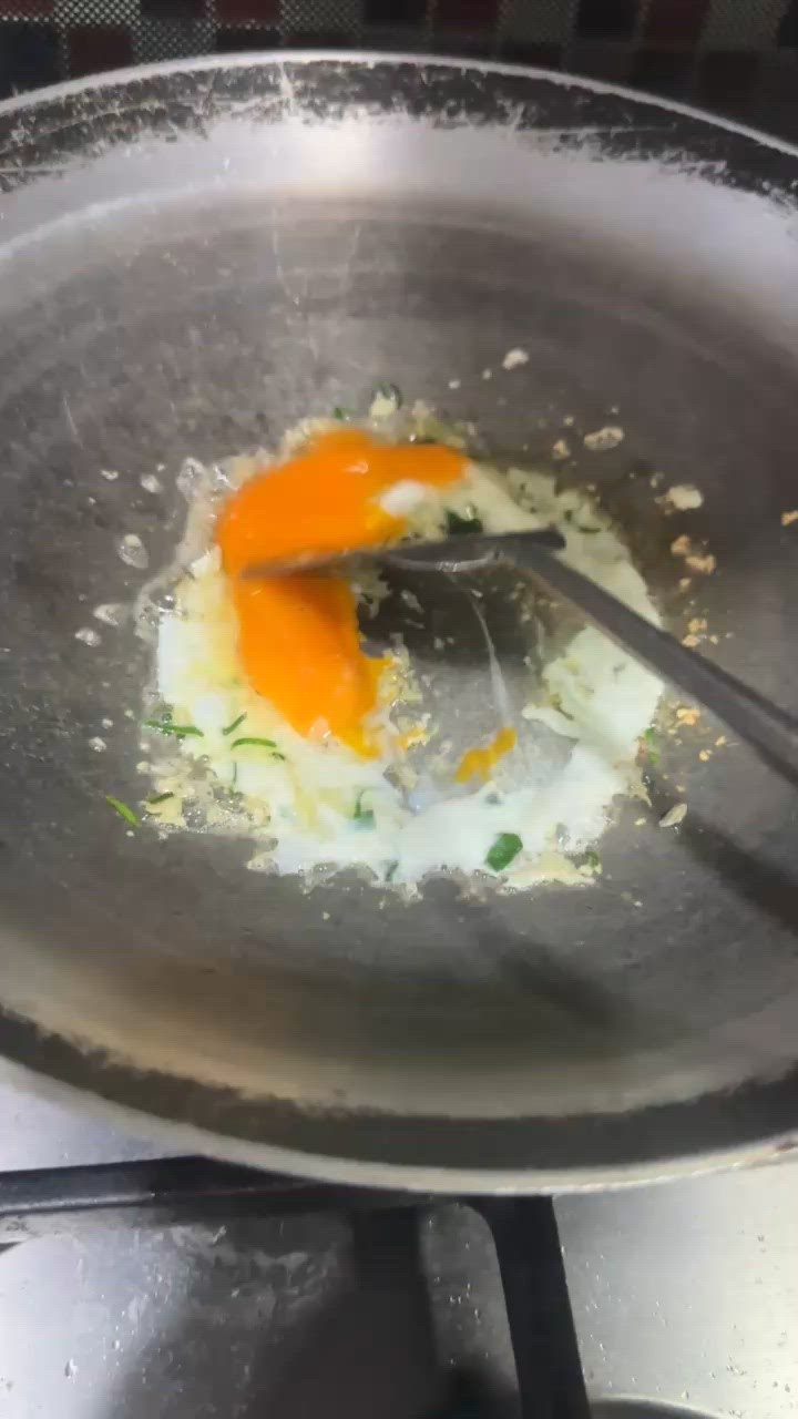 Foto langkah ke 1 dari resep Nasi Merah Goreng Daun Jeruk Teri.