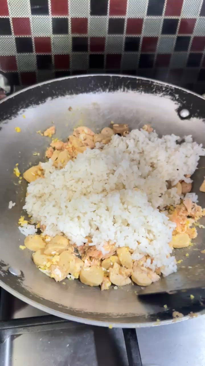 Foto langkah ke 4 dari resep Nasi Goreng Salmon.