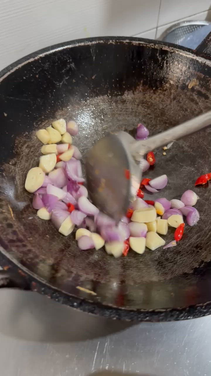 Foto langkah ke 2 dari resep Telur Bawang.