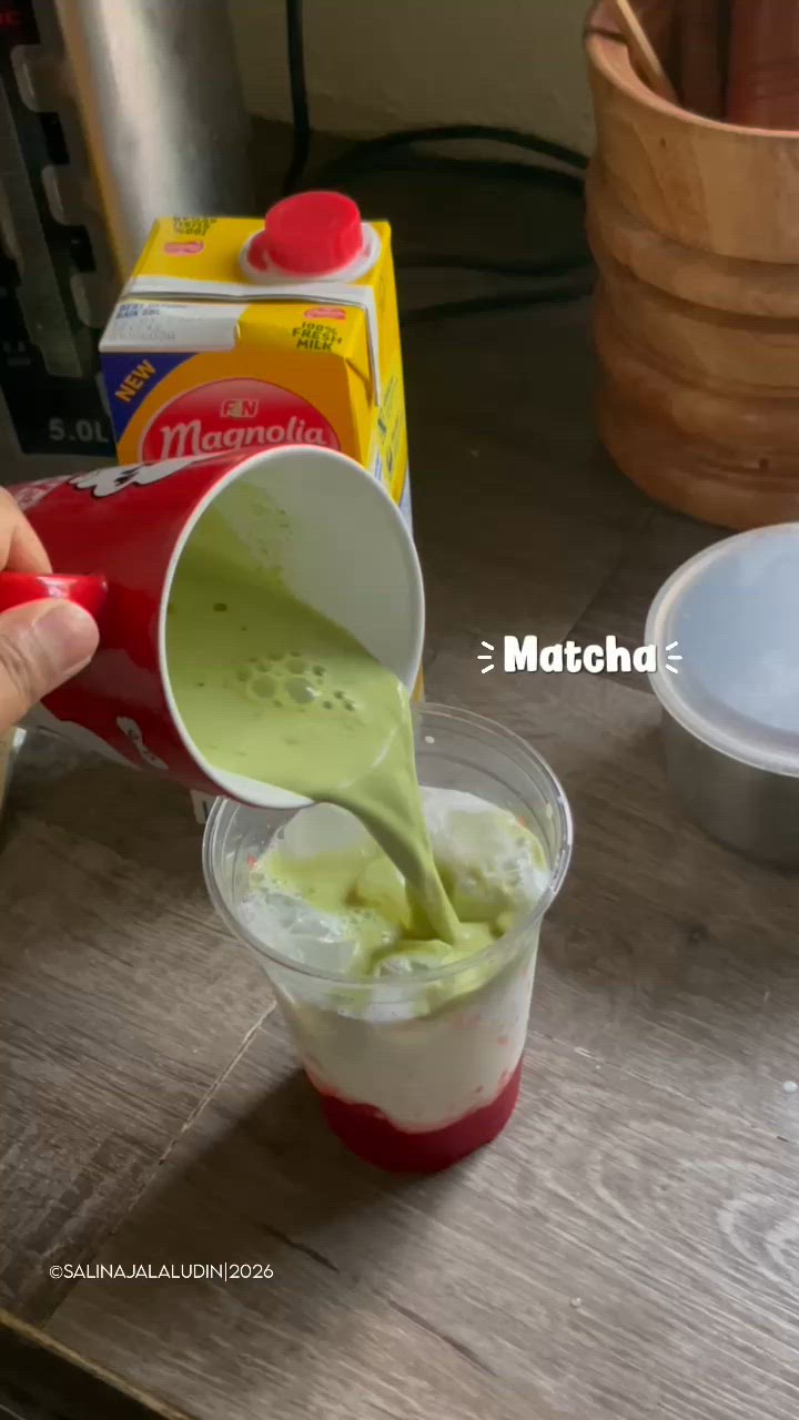 Gambar langkah 4 resipi Matcha Strawberry.