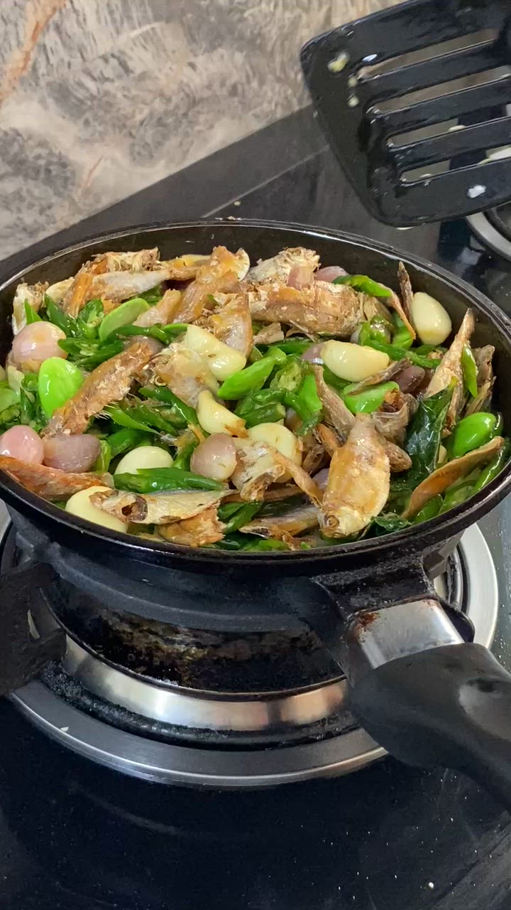 Foto langkah ke 3 dari resep Oseng Ikan Asin Bawang Cabe Ijo.