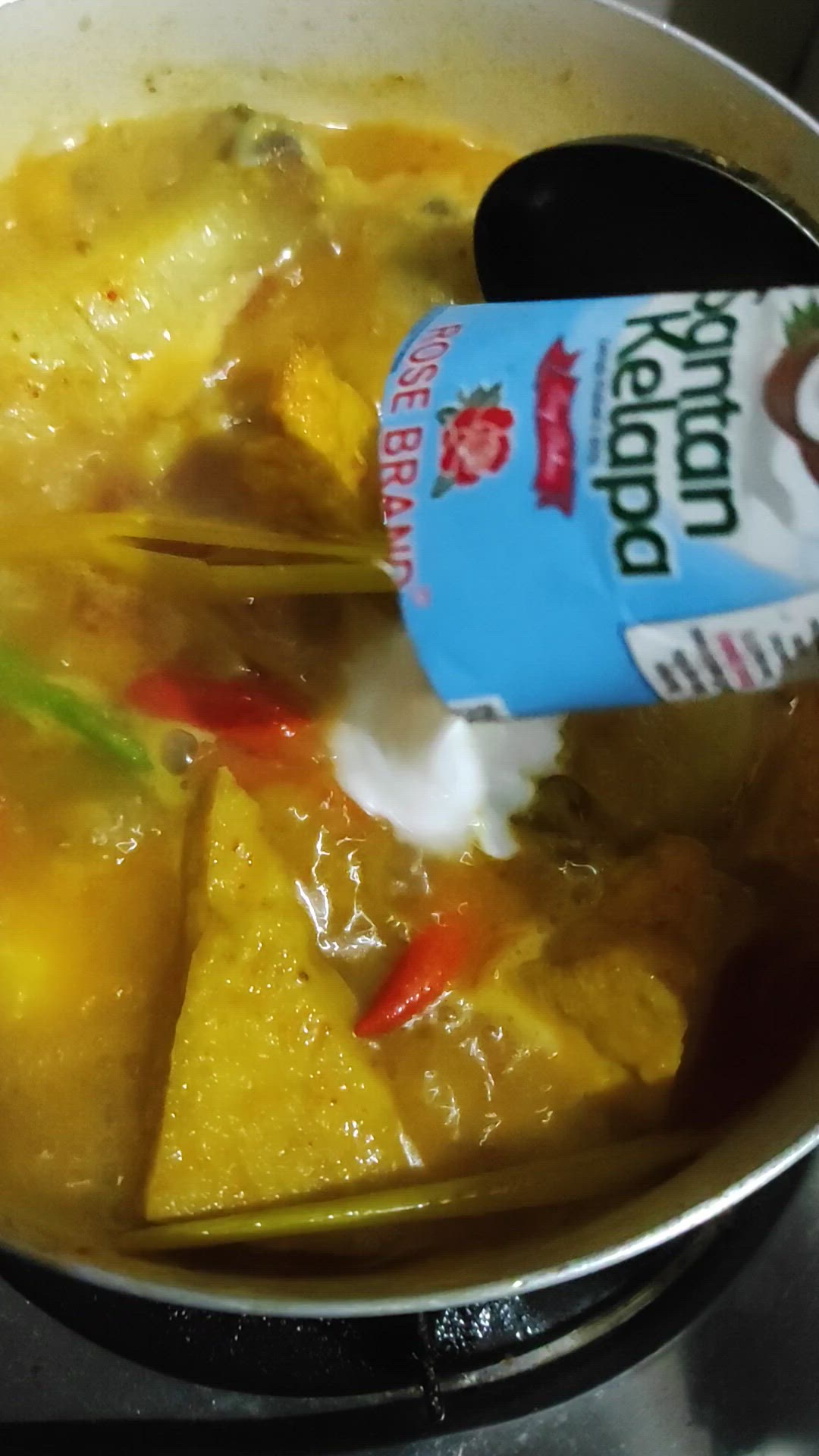 Foto langkah ke 4 dari resep Kare Ayam Tahu Telor.