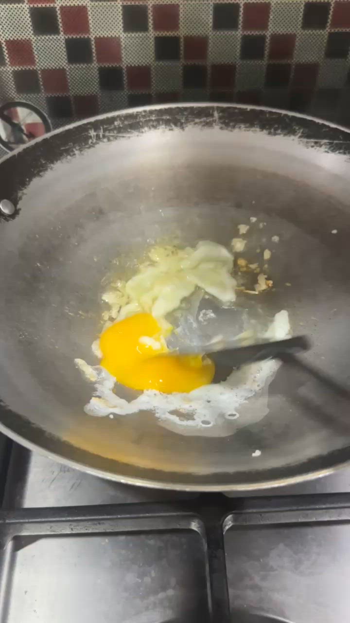 Foto langkah ke 2 dari resep Nasi Goreng Telur Sosis.