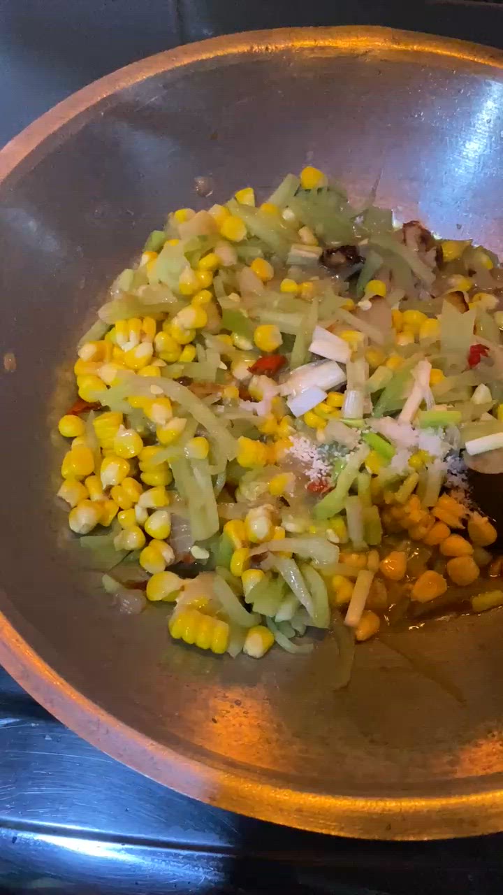 Foto langkah ke 4 dari resep Tumis Labu Siam dan Jagung.