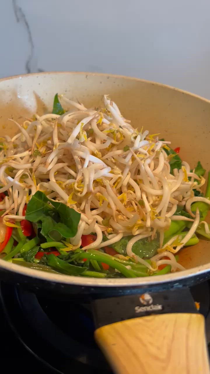 Foto langkah ke 3 dari resep Tumis Kangkung Tauge.