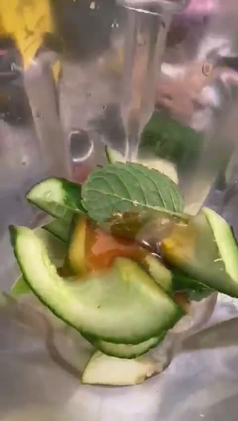 Une image de l'étape 4 de Jus de pomme verte concombre curcuma.