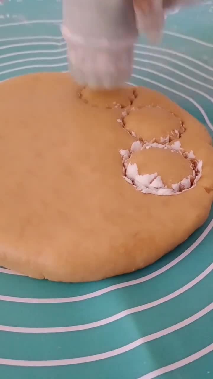 Gambar langkah 3 resipi Biskut Mazola / Biskut Kacang.