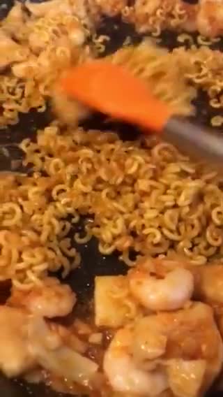 Foto del paso 10 de la receta: Fideuà de sepia, cigalitas y gambas peladas