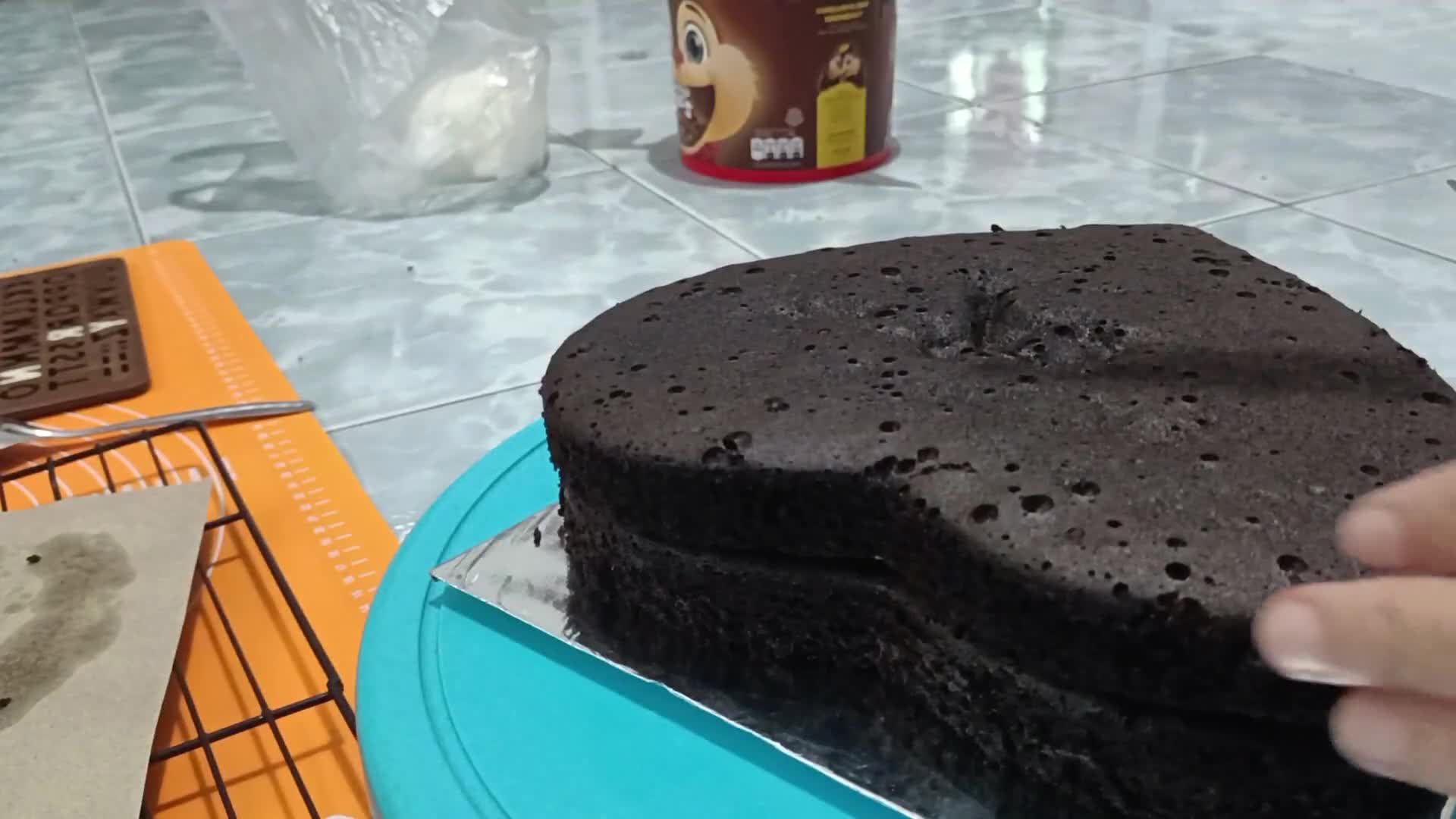 Foto langkah ke 5 dari resep Cake Ultah bentuk love.