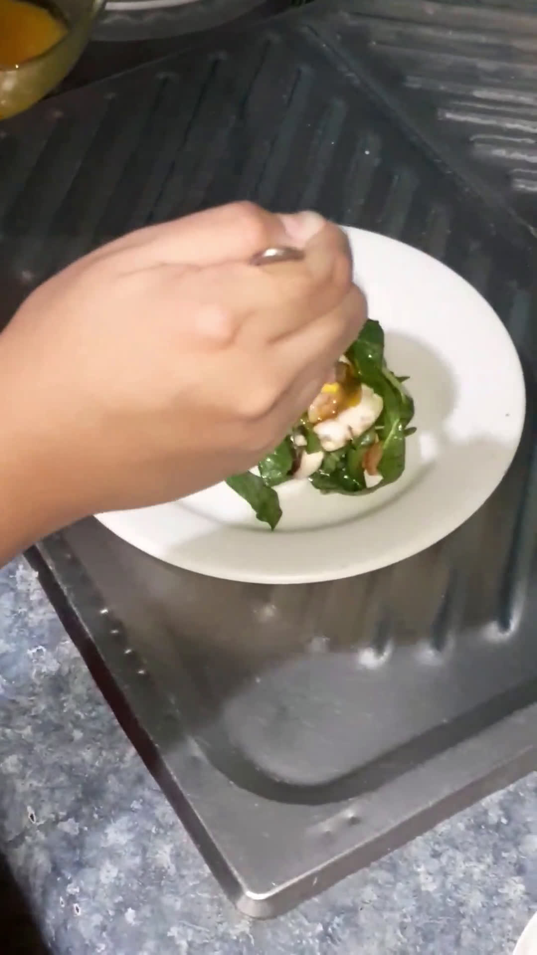 Foto del paso 9 de la receta: Ensalada de espinaca con tocino, para que te vuelvas fit 😘
