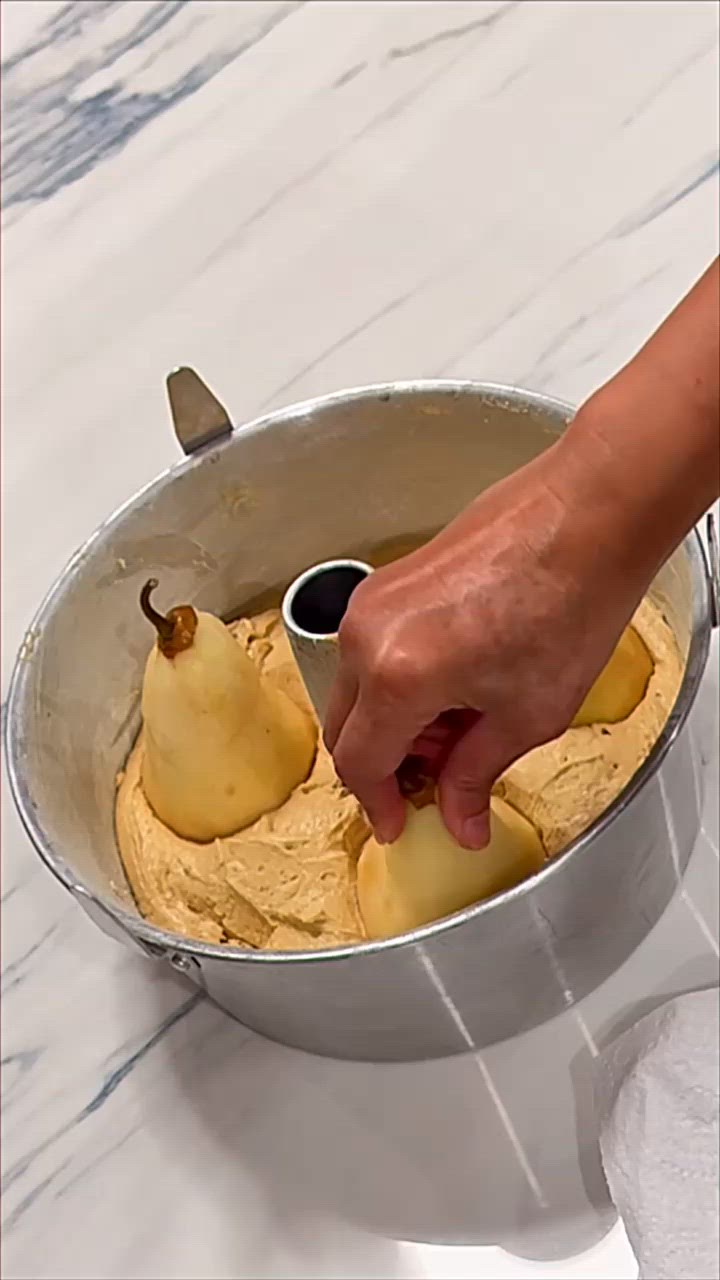 A picture of step 7 of Pear - Cardamom cake.