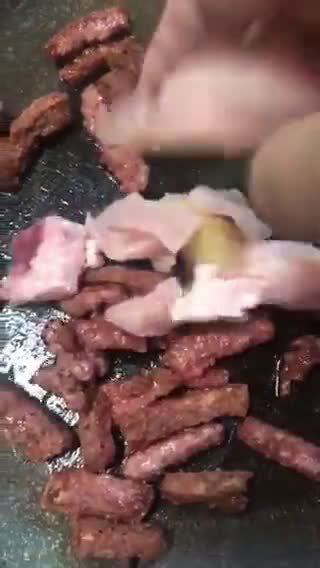 Gambar langkah 1 resipi Chicken & Beef Aglio Olio.