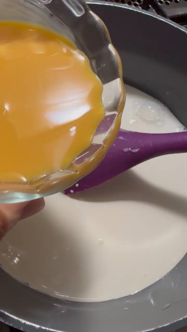 Foto del passaggio 4 della ricetta Tortino allo Yogurt e Lamponi con Crema Inglese al Latte Condensato