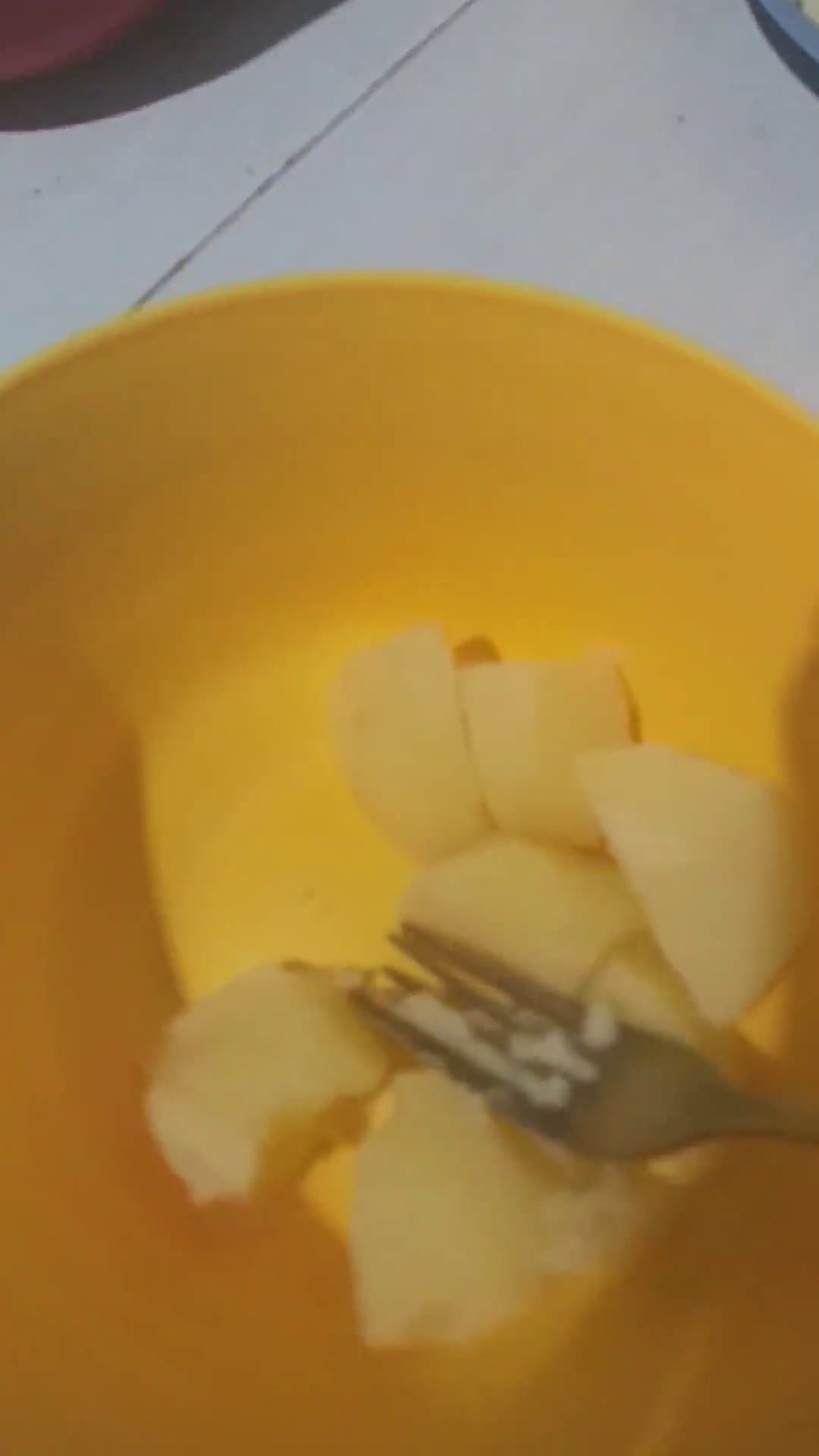 Foto langkah ke 2 dari resep Snack MPASI Tinggi Kalori - Kentang Tomat Kukus.