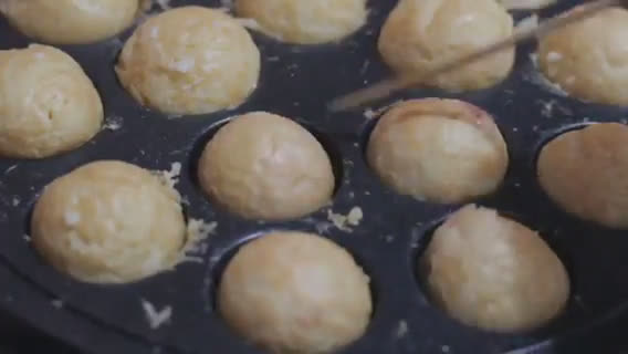 Foto langkah ke 3 dari resep Takoyaki (たこ焼き).