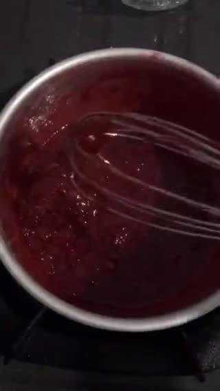Foto langkah ke 3 dari resep Korean Strawberry Milk.