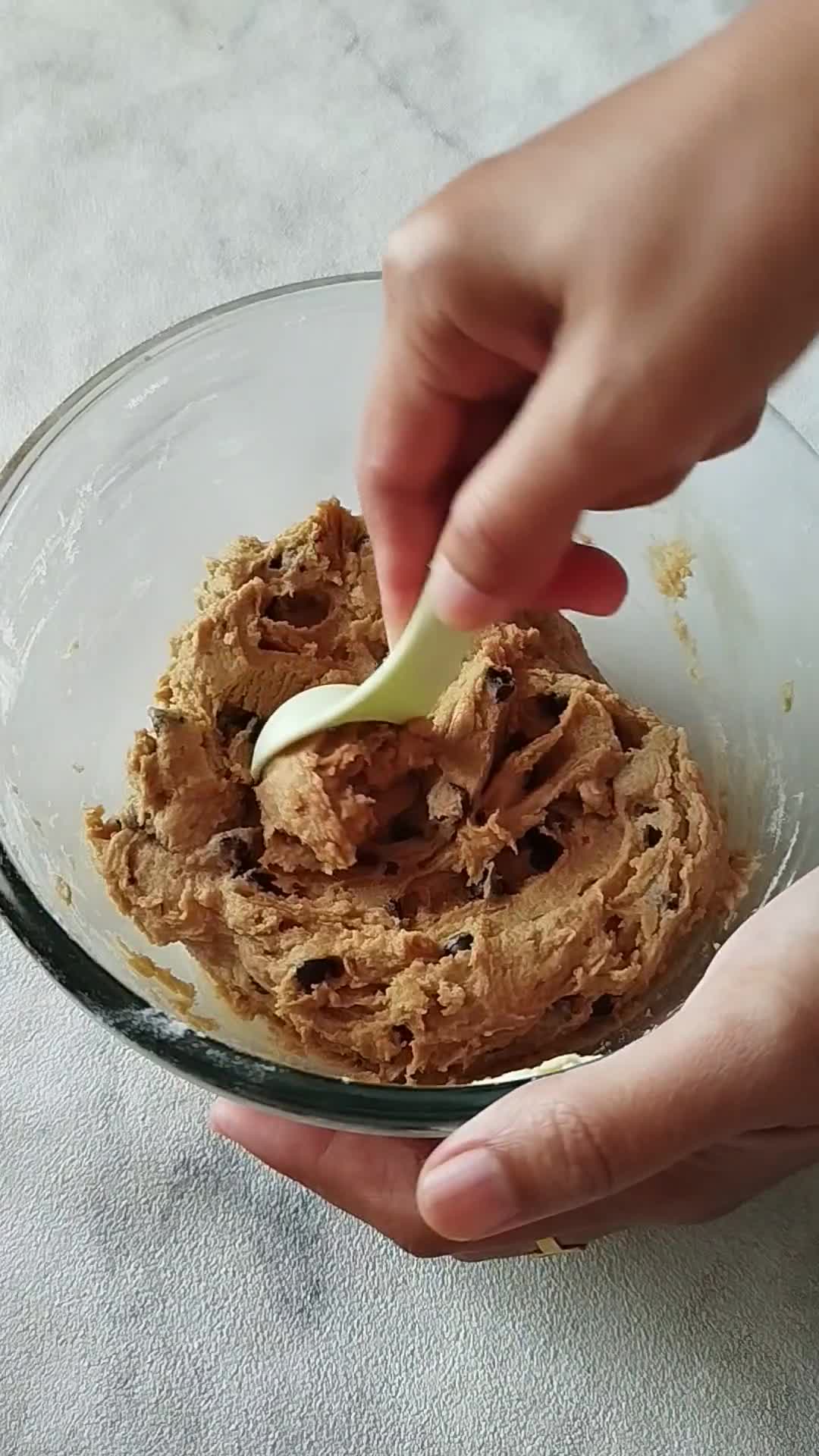 Foto langkah ke 6 dari resep Mini Chocolate Chips Cookies ala Famous Amos.