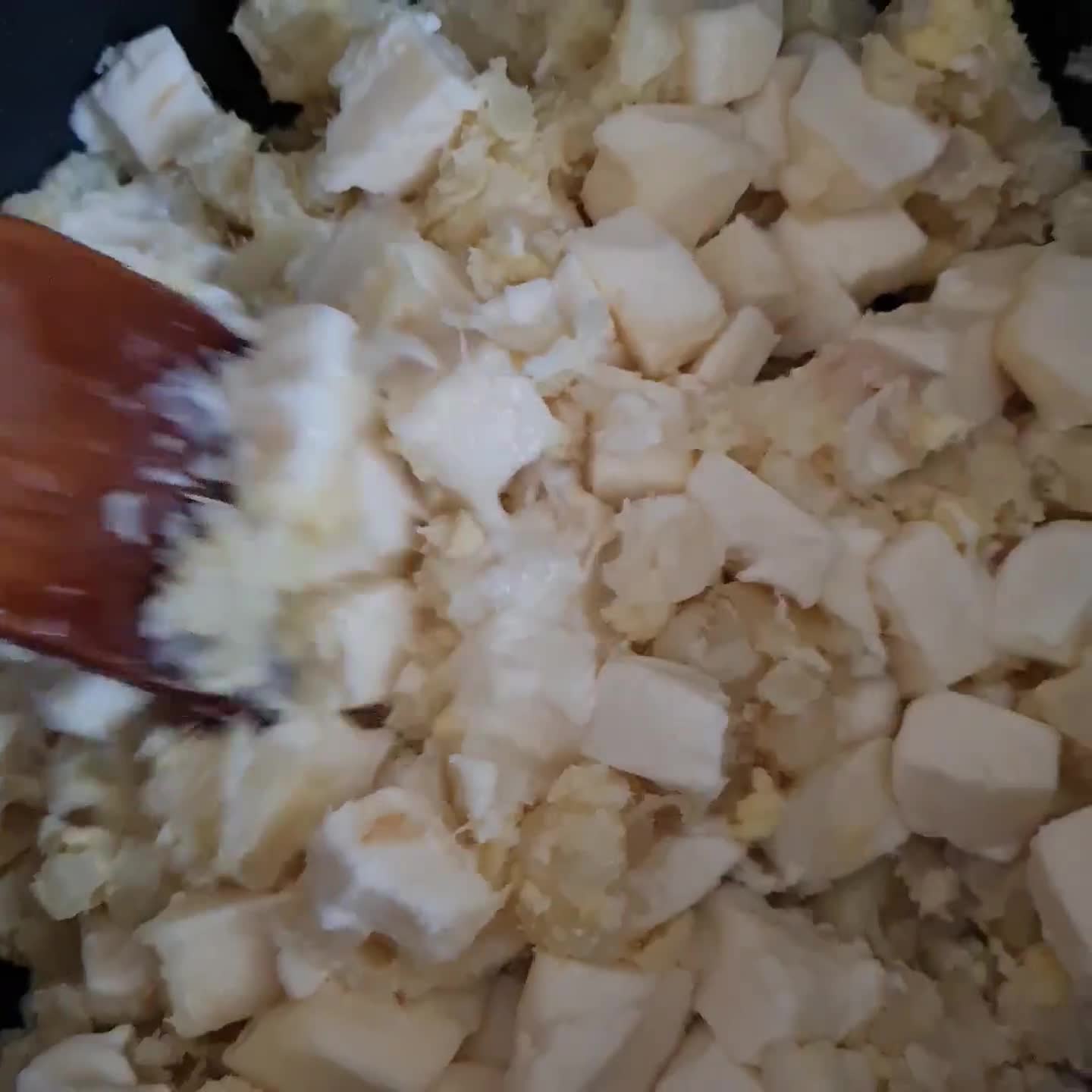 Foto del paso 4 de la receta: Mandi'o chyryry 🇵🇾 Mandioca revuelta con queso Py 🇵🇾