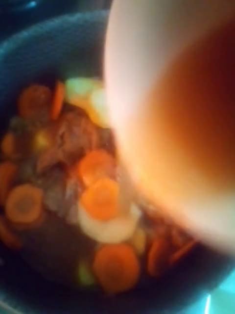 Foto del paso 4 de la receta: Bifes de bondiola (cerdo) con verduras y mucho sazón