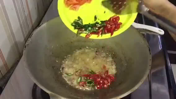 Foto langkah ke 2 dari resep Sambal Udang Pelangi.