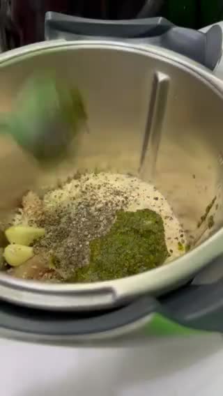 Gambar langkah 3 resipi Basil Pesto Chicken Cheesy Meatball.