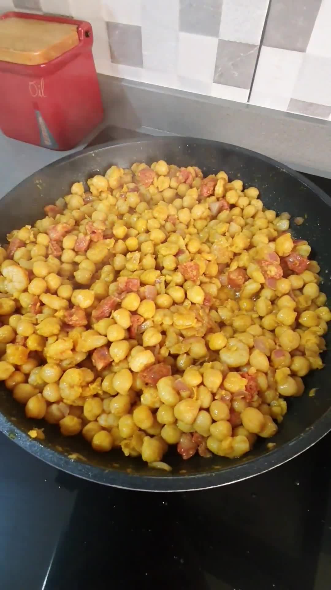 Foto del paso 2 de la receta: Garbanzos con gambas y chorizo