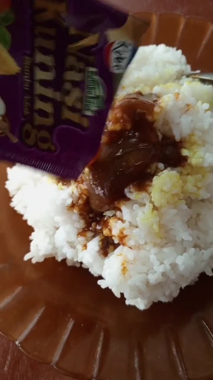 Foto langkah ke 1 dari resep Nasi Kuning Bumbu Instan.